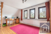 Zimmer mit drei gleichen Fenstern