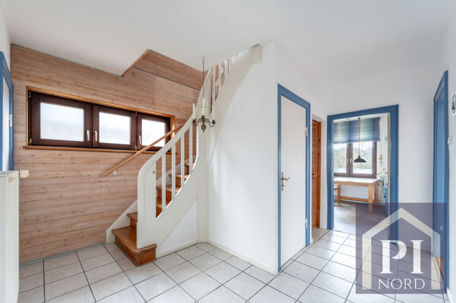 Zentrale Diel mit Treppe ins Dachgeschoss