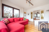 Wohnzimmer mit Schiebetür und Holzfußboden