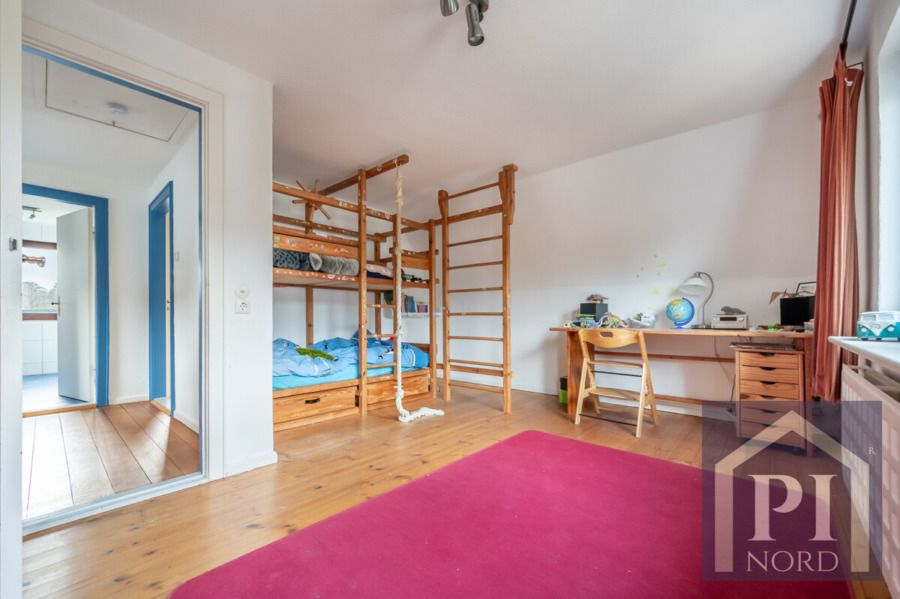 Kinderzimmer mit Bett und Klettergerüst