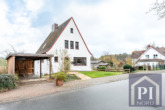 Carport und Stellplatz vor dem Haus