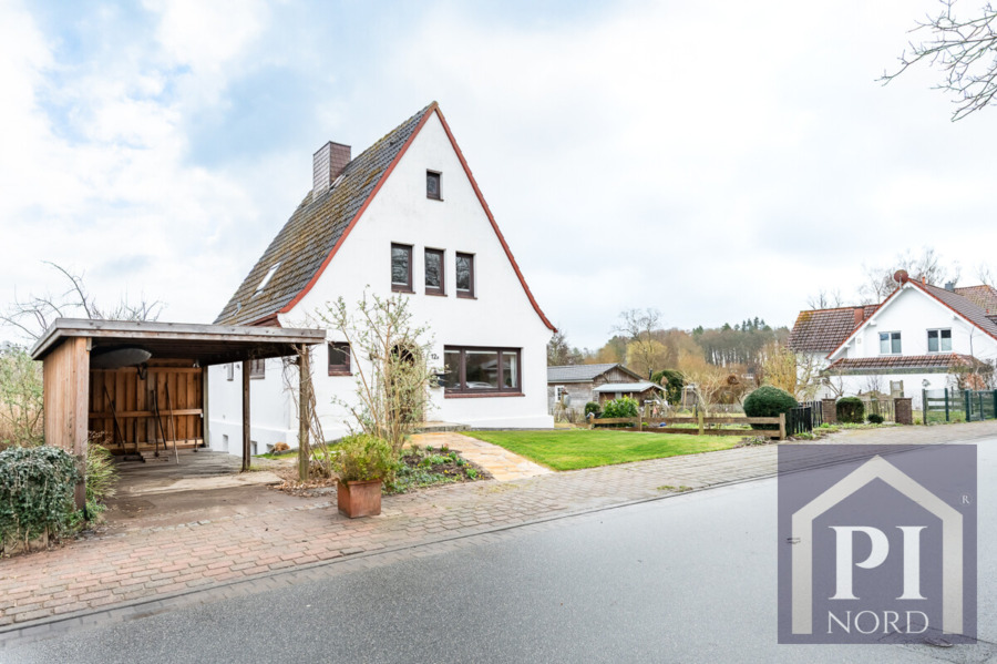 Carport und Stellplatz vor dem Haus