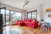 Wohnzimmer mit großen Fensterelementen