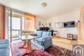 Wohnzimmer mit Zutritt zum Balkon
