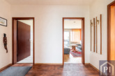 Blick in die Küche und das Wohnzimmer
