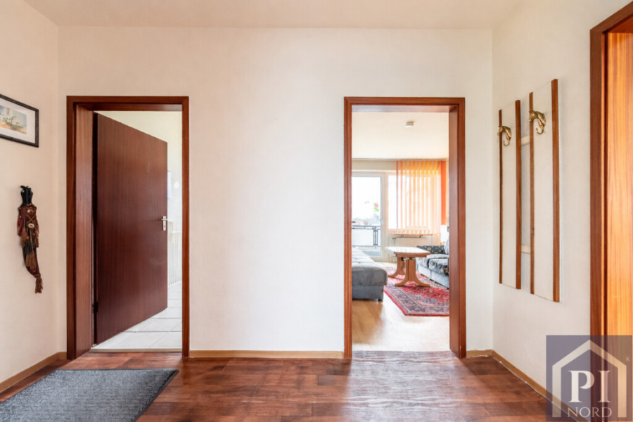 Blick in die Küche und das Wohnzimmer