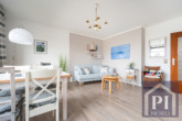 Geräumiges Wohnzimmer mit viel Licht