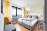 Gemütliches Schlafzimmer mit natürlichem Licht