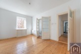Wohnzimmer mit Flügeltür zur Küche