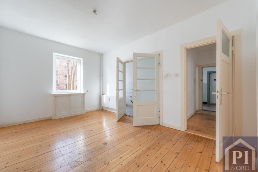 Wohnzimmer mit Flügeltür zur Küche