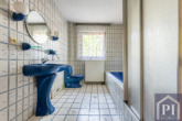 Badezimmer mit Dusche und Badewanne