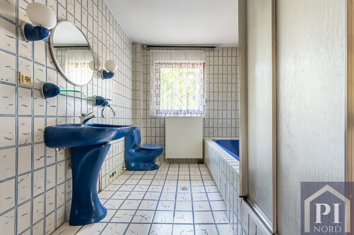 Badezimmer mit Dusche und Badewanne