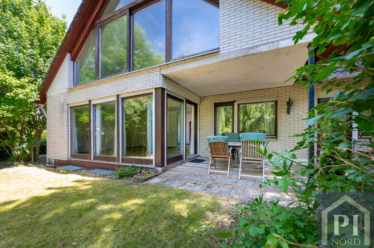 Glasfronten mit Blick in den Garten