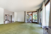 Wohnzimmer mit bodentiefen Fensterlelementen