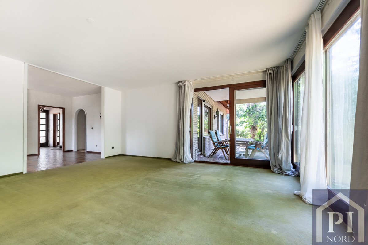 Wohnzimmer mit bodentiefen Fensterlelementen
