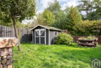 Komfortables Gartenhaus und Hochbeet