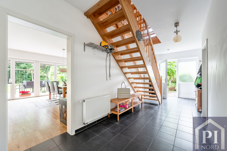 Großzügiger Eingangsbereich mit offener Holztreppe