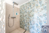 Wasserfall-Dusche und florale Wandfliesen - Duscherlebnis Pur!