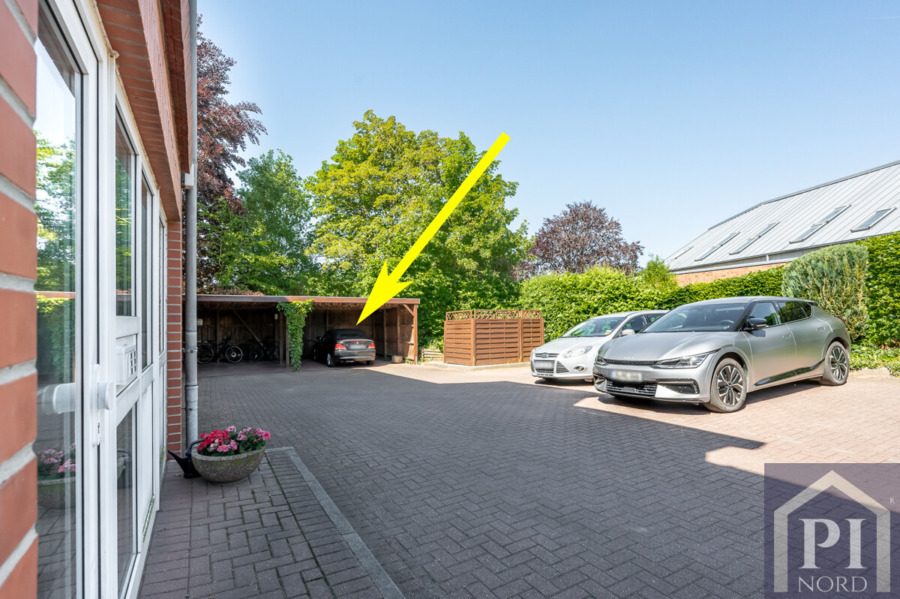 Doppelcarport vor dem Eingang