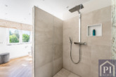... und großer Walk-In Dusche