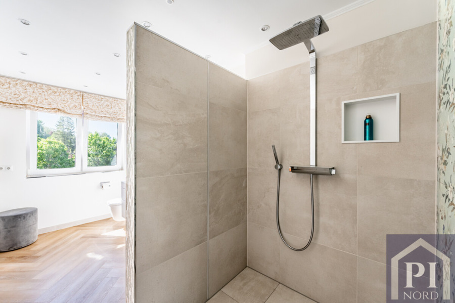 ... und großer Walk-In Dusche