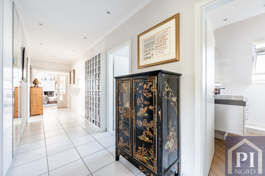Großer, heller Flur mit Einbauschrank