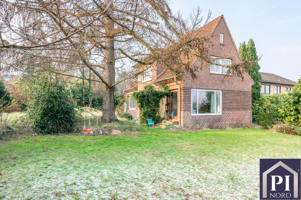 Denkmalgeschütztes Haus auf großem Grundstück