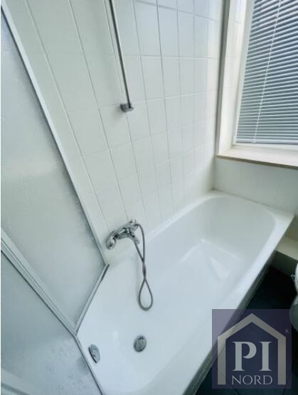 Badewanne mit Duschfunktion