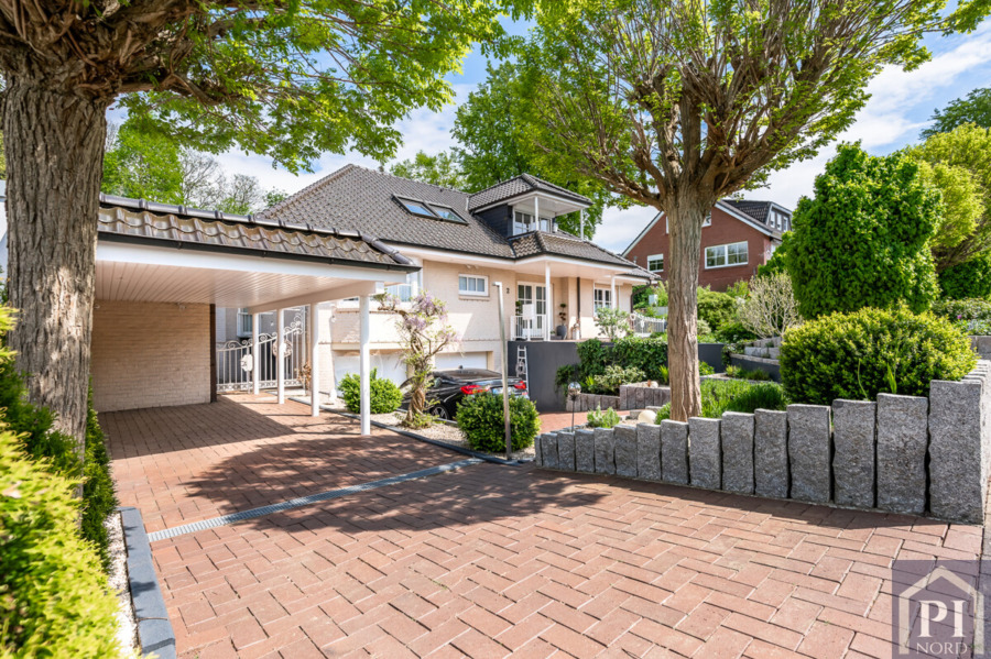 Carport, Doppelgarage und Stellplätze vor dem haus