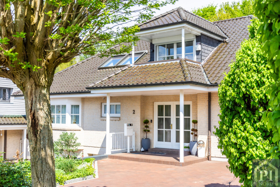 Hauseingang und überdachter Balkon