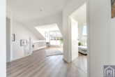 Galerie mit angrenzendem Balkon
