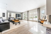 Großes Wohnzimmer mit Blick in den Garten