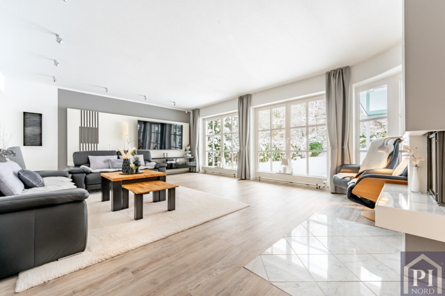 Großes Wohnzimmer mit Blick in den Garten