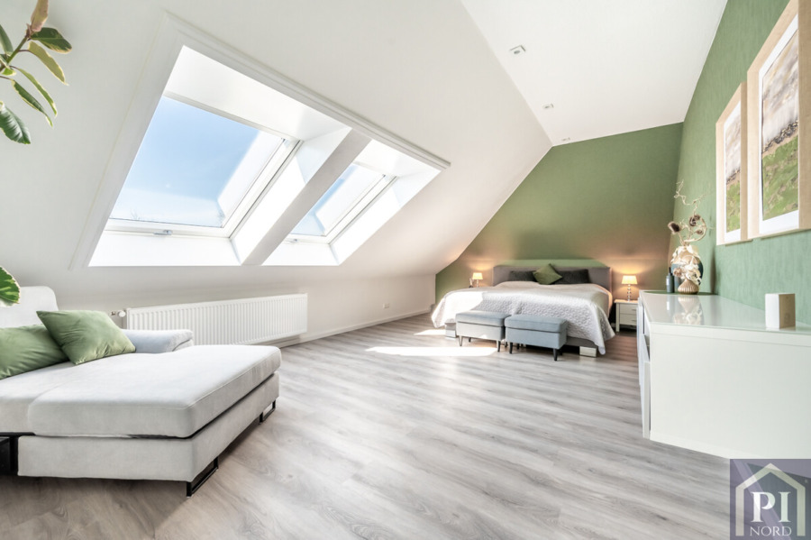 Gästezimmer mit zwei großen Fenstern