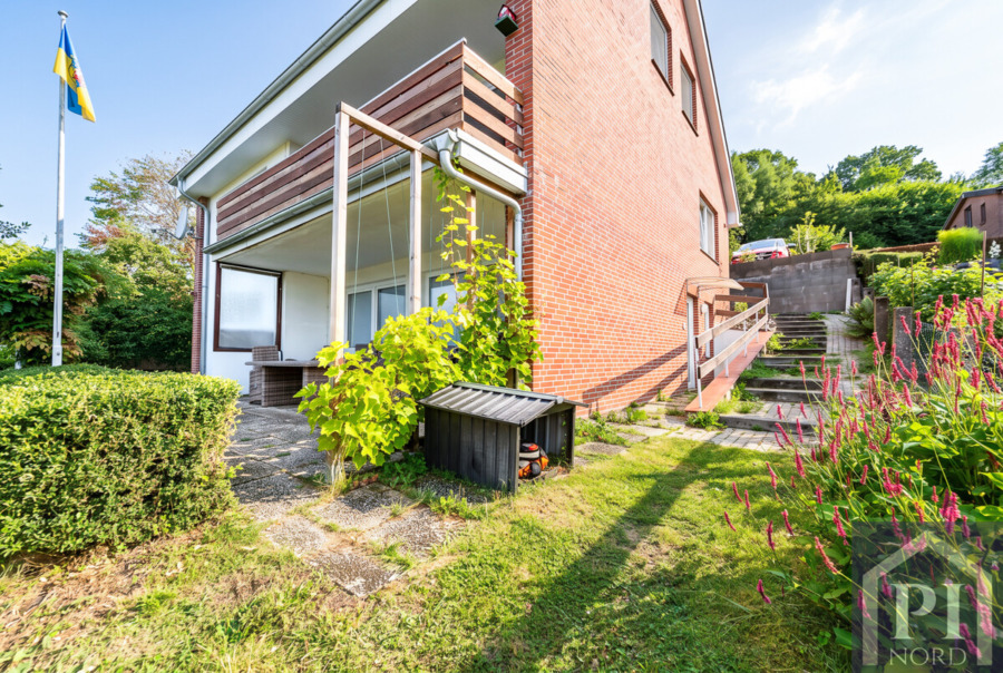Blick Terrasse und Balkon