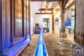 Nachhaltigkeit trifft auf Stil - Renoviertes Reetdachhaus mit vielen Nutzungsmöglichkeiten - Moderne Lichtakzente im Fußboden