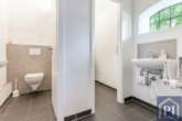 Nachhaltigkeit trifft auf Stil - Renoviertes Reetdachhaus mit vielen Nutzungsmöglichkeiten - Moderne WC's im Versicherungsbüro