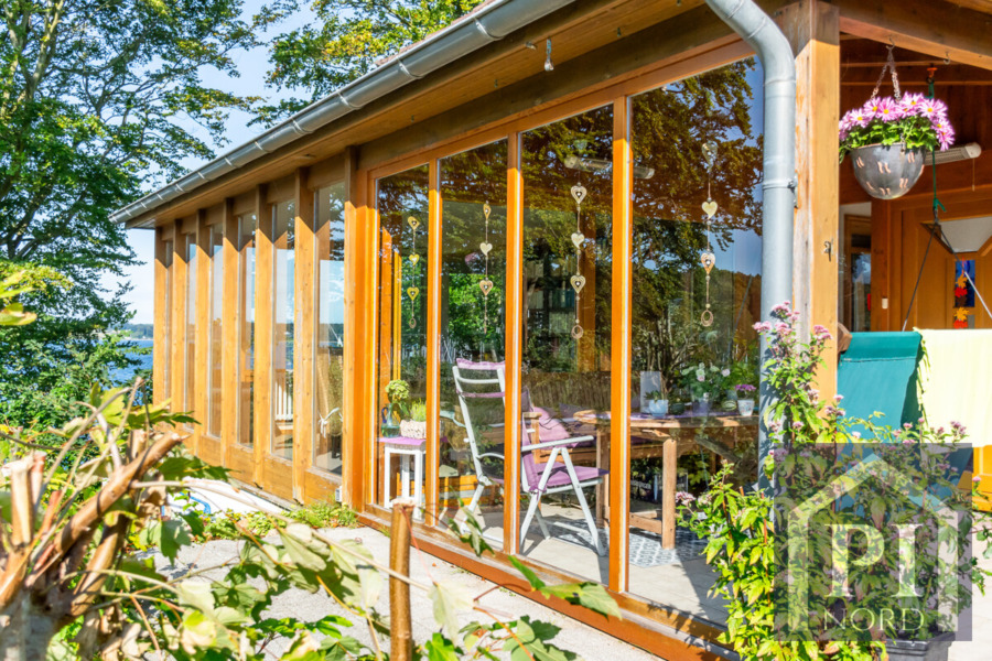 Blick auf den Wintergarten mit Terrasse