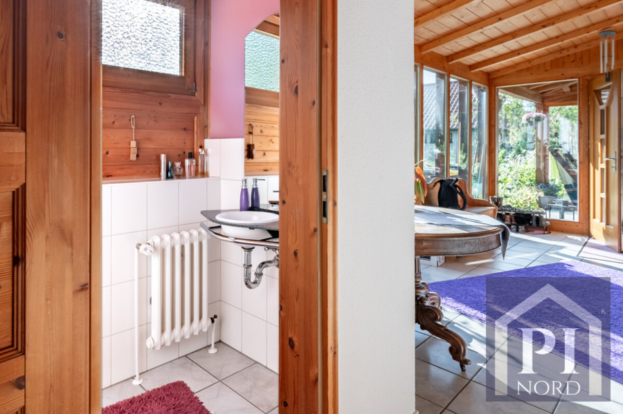 Gäste WC und Blick in die breite Diele