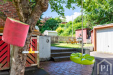 Garten mit Spielmöglichkeiten und Garage