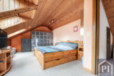 Helles Schlafzimmer im Dachgeschoss