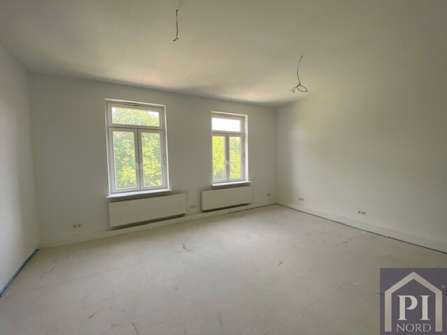 Helle Arbeitsatmosphäre mit Ausblick