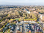 19Zwischen Parkplatz und Mehrfamilienhaus