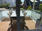 Sonniger Balkon mit hochwertigem Bodenbelag
