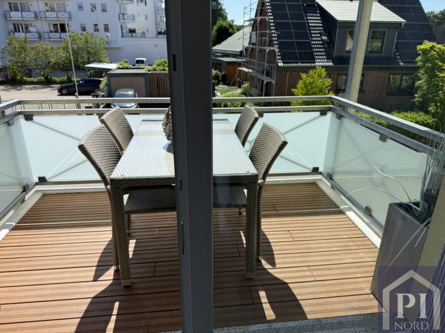 Sonniger Balkon mit hochwertigem Bodenbelag