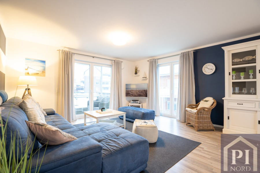 Wohnzimmer mit zwei angrenzenden Balkonen