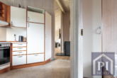 Küche mit Blick ins Wohnzimmer