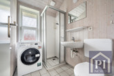 Duschbad mit Fenster und Waschmaschine