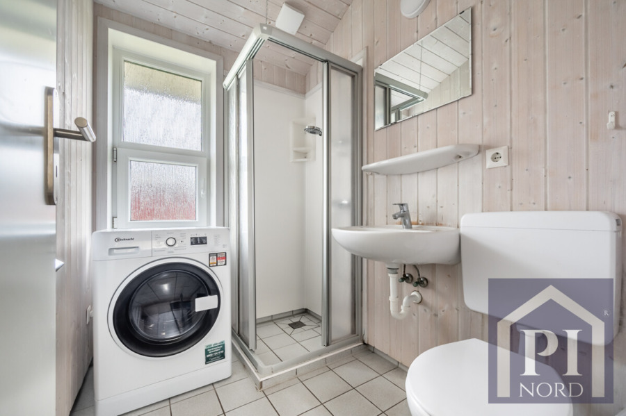 Duschbad mit Fenster und Waschmaschine