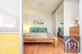 Schlafzimmer mit Schiebetür